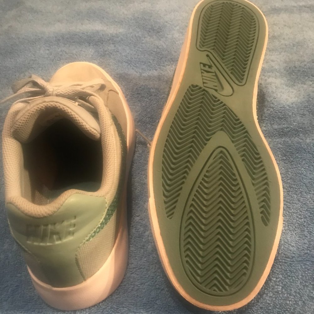 Cute Nike sports shoes Greenish color - Picture 2 of 3
